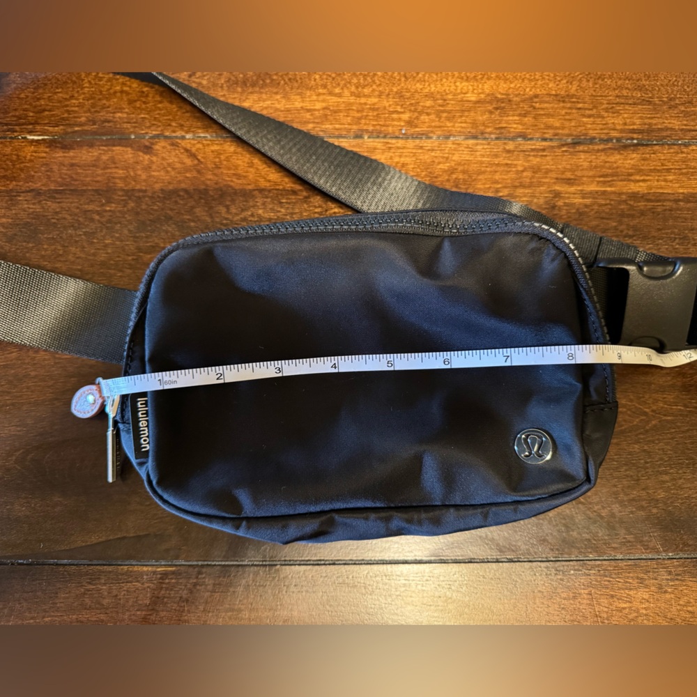 Lululemon Everywhere Belt Bag 1L Unisex - Like new (slightly used) - Picture 8 of 10